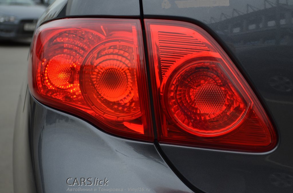 Тонировка задних фар красной пленкой — Corolla