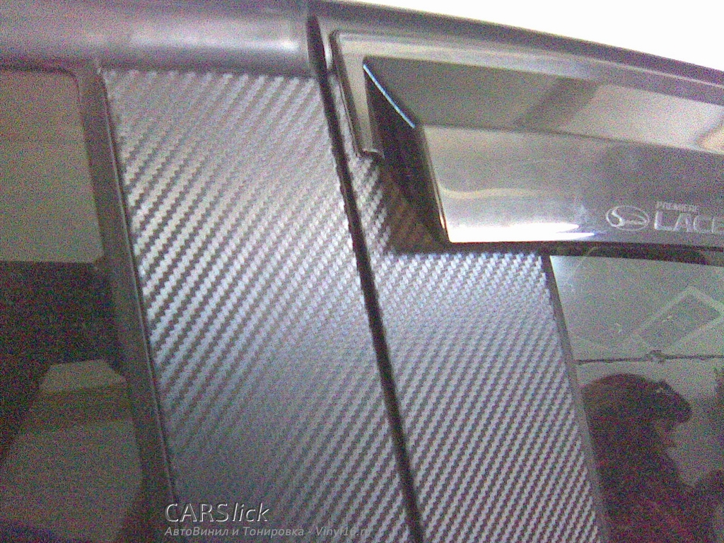 Оклейка карбоновой пленкой дверных стоек на авто