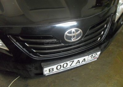 Черная матовая пленка — оклейка авто Toyota Camry: решетка, рамка окон