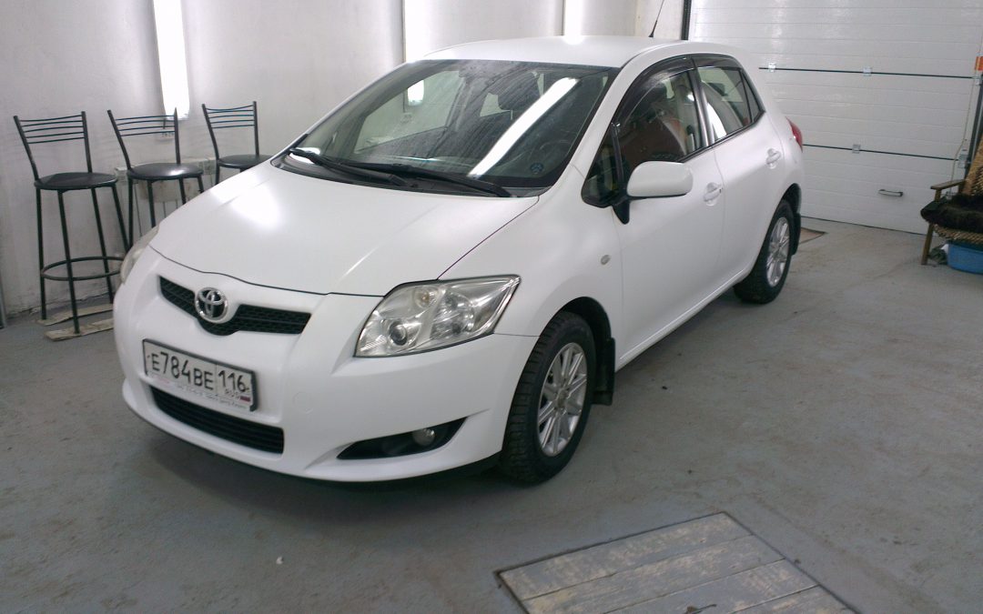 Оклейка автомобиля Toyota Auris белой матовой пленкой — февраль 2013