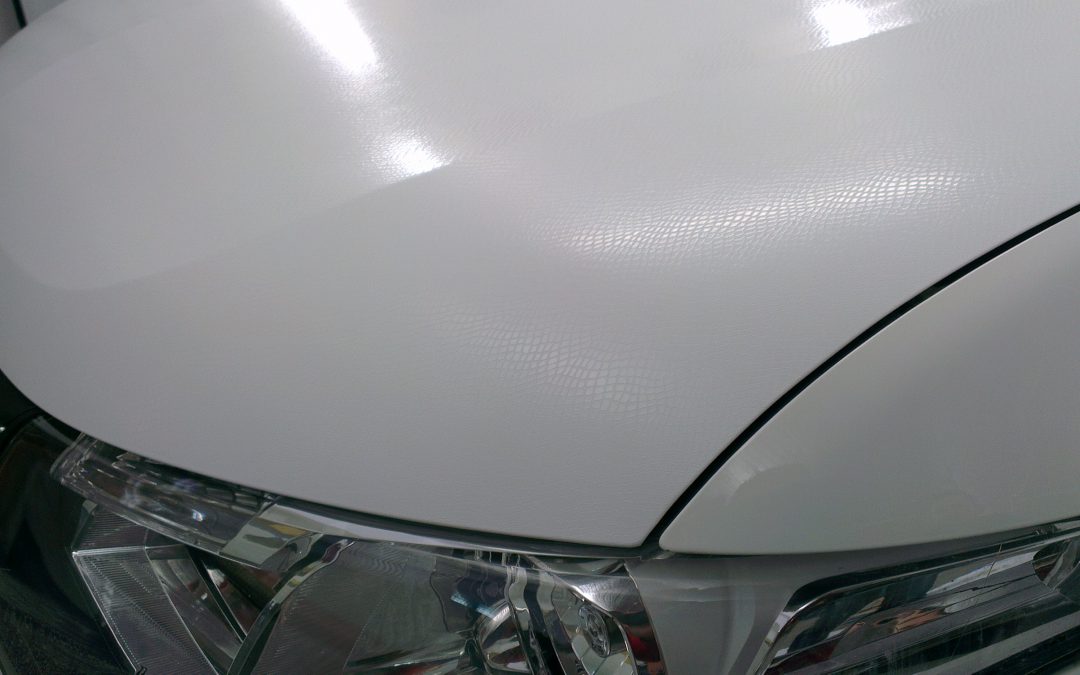 Оклейка капота автомобиля Mitsubishi Outlander белой пленкой с фактурой кожи змеи — март 2013