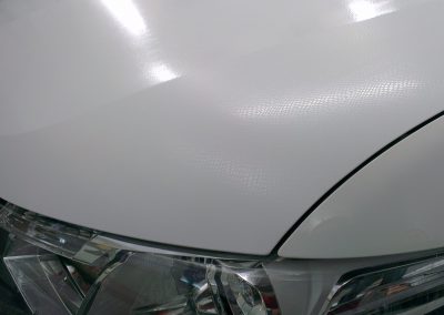 Оклейка капота автомобиля Mitsubishi Outlander белой пленкой с фактурой кожи змеи — март 2013