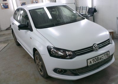 VW POLO — оклейка автомобиля пленкой — белая кожа змеи