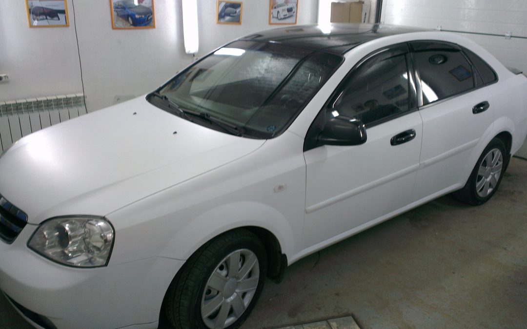 Chevrolet Lacetti — оклейка автомобиля белой пленкой для такси — апрель 2013