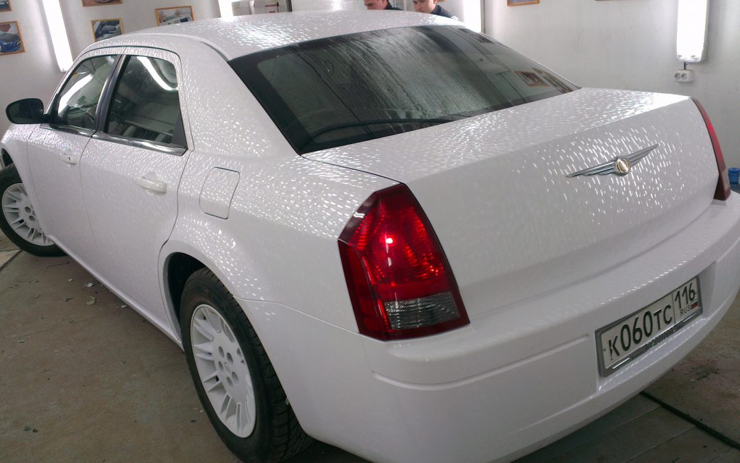 Chrysler 300C — оклейка автообиля белой пленкой — чешуя дракона