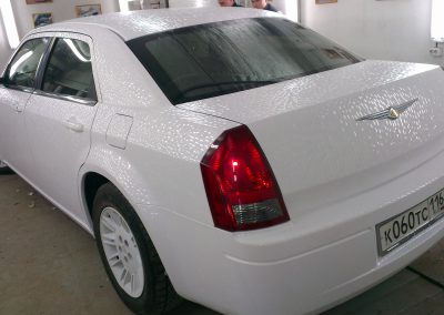 Chrysler 300C — оклейка автообиля белой пленкой — чешуя дракона
