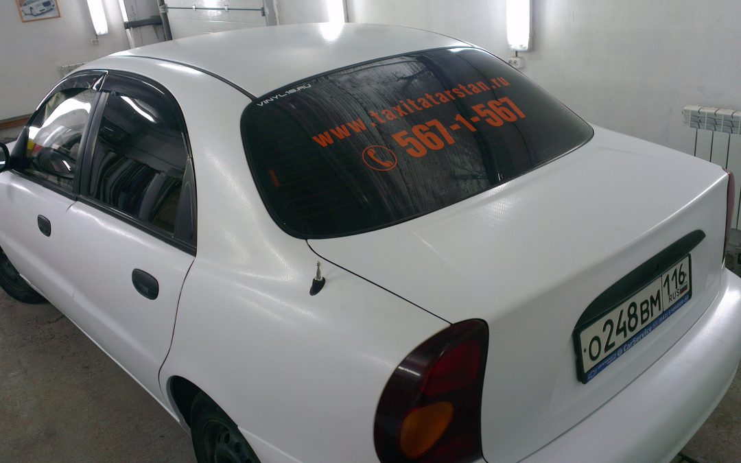 Daewoo Lanos — оклейка авто белой пленкой для такси — июнь 2013
