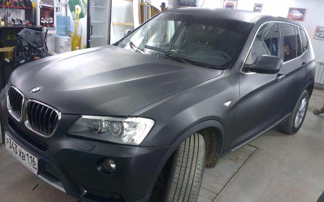 BMW X3 — оклейка автомобиля пленкой черный карбон 3D
