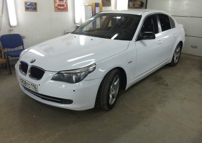 Оклейка автомобиля BMW 5 серии для такси белым глянцем — июнь 2014