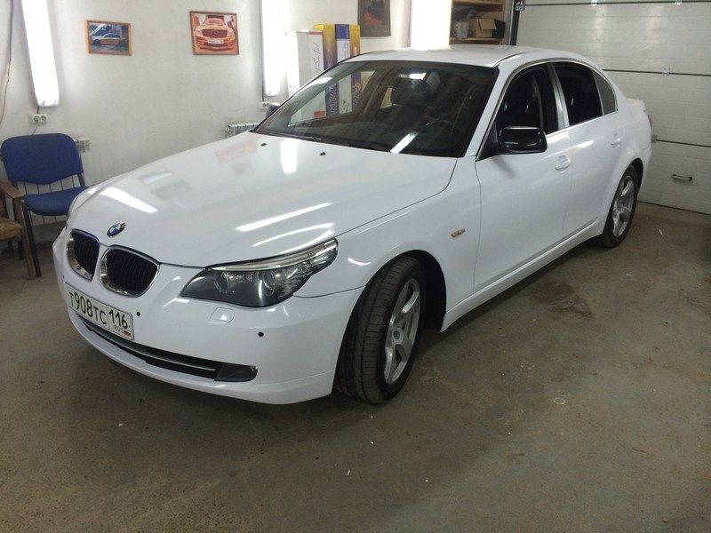 Оклейка автомобиля BMW 5 серии для такси белым глянцем — июнь 2014