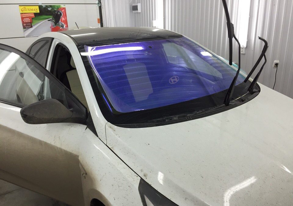 Тонировка лобового стекла автомобиля Hyundai пленкой хамелеон ultra vision 20%