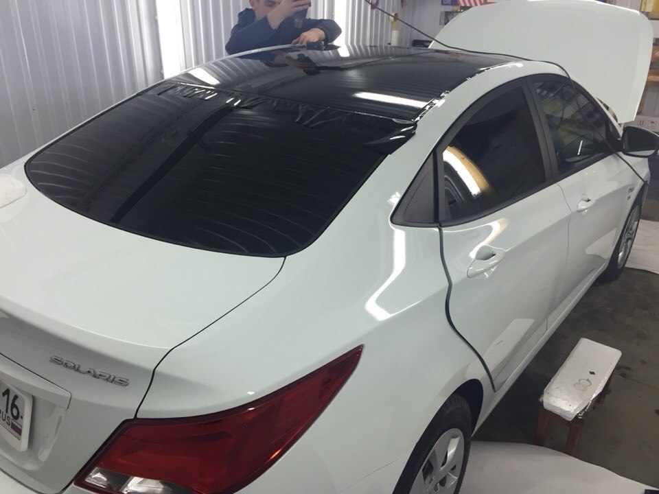 Обтягиваем крышу пленкой. Solaris Hyundai тонировка крыши. Транспортировочная пленка Солярис 1. Карбоновая крыша Соляриса 2012. Hyundai Solaris 2015 в белой матовой пленке.