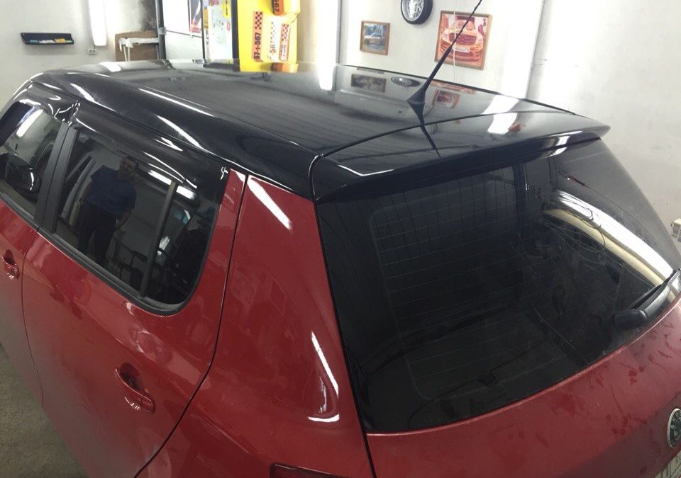 Оклейка крыши и зеркал в черный глянец —  Škoda Fabia