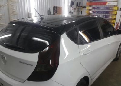 Оклейка капота, крыши в черный глянец , тонировка стекол и фар — Hyundai Solaris