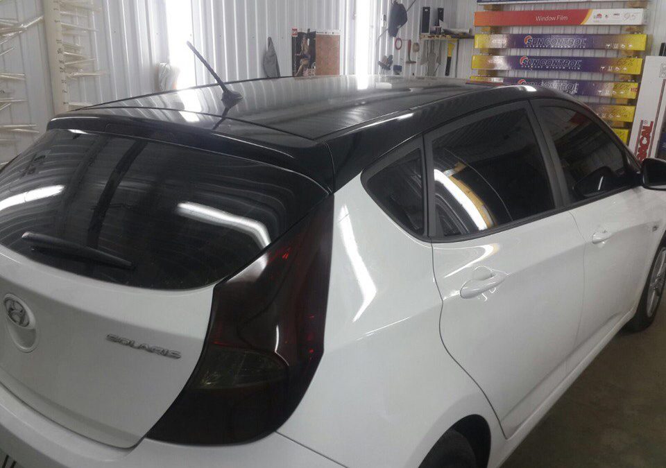 Оклейка капота, крыши в черный глянец , тонировка стекол и фар — Hyundai Solaris