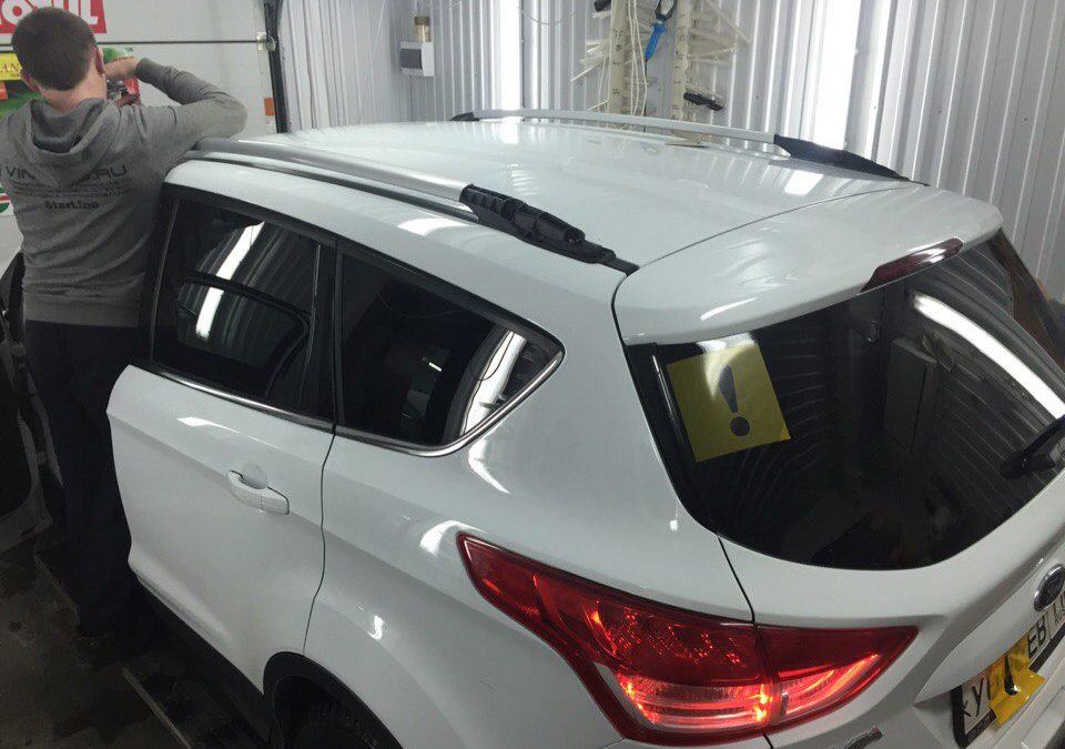 Оклейка крыши в чёрный глянец пленкой KPMF Premium и тонировка задних стёкол 95% — Ford Kuga