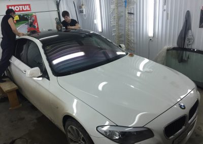 Оклейка крыши в чёрный глянец пленкой KPMF Premium — BMW 5 series