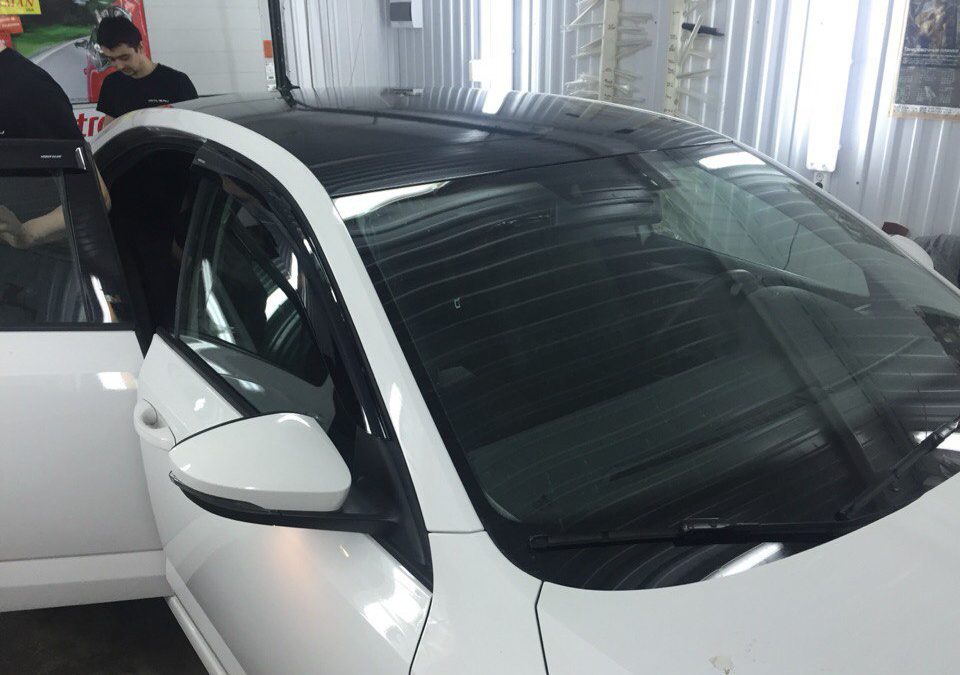 Оклейка крыши в чёрный глянец пленкой KPMF premium — Skoda Octavia