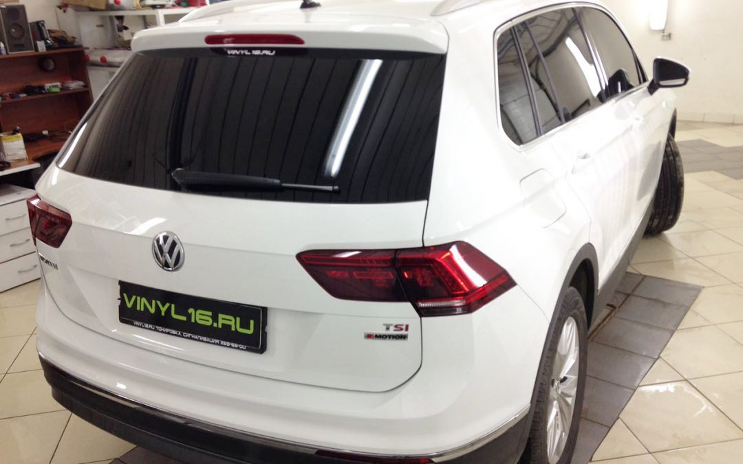 Комплексное бронирование антигравийной плёнкой, тонировка стёкол плёнкой Johnson 95% на автомобиле — Volkswagen Tiguan