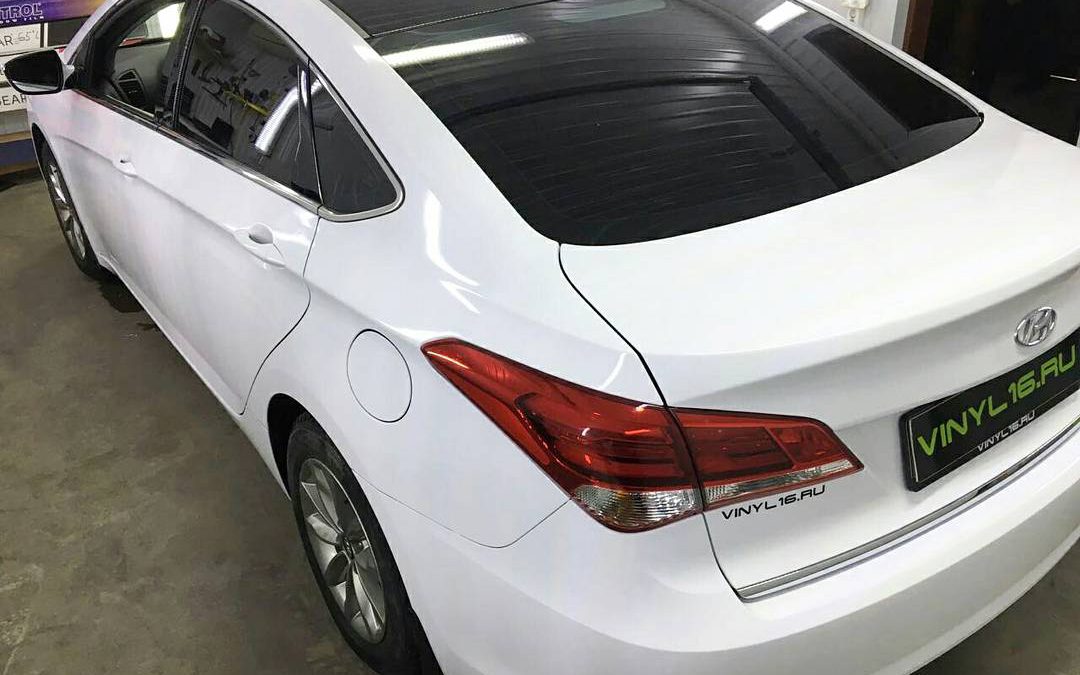 Перетяжка кузова белой глянцевой немецкой плёнкой, оклейка крыши чёрной матовой плёнкой премиум класса KPMF — Hyundai i40