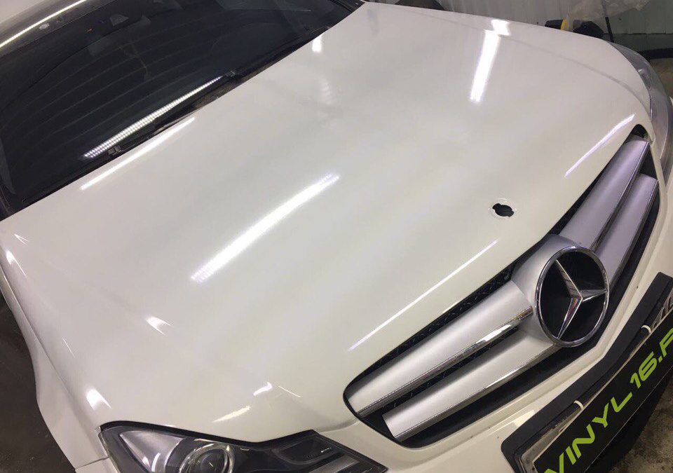 Бронирование передней части антигравийной плёнкой, тонировка стёкол плёнкой SunControl 50% — автомобиль Mercedes C класса