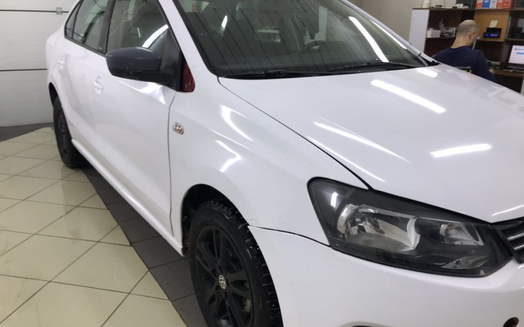 Оклейка кузова автомобиля Volkswagen Polo белой глянцевой немецкой плёнкой