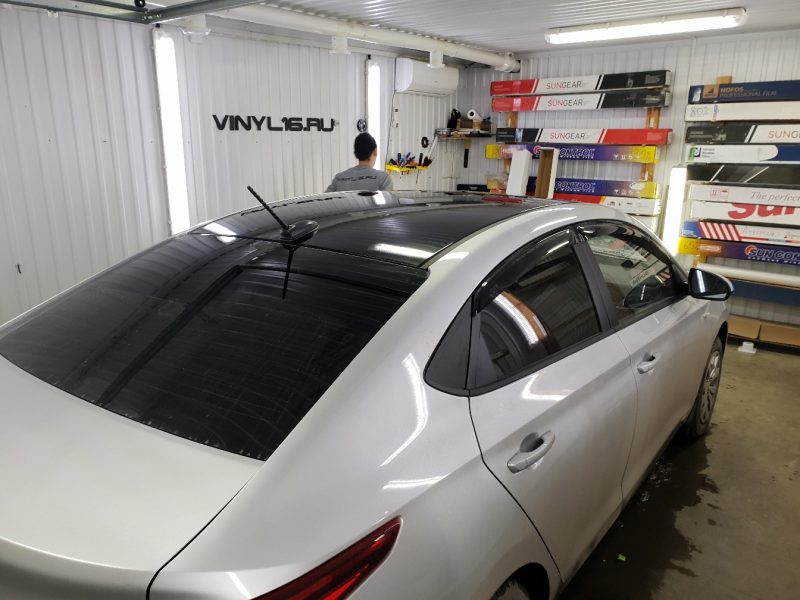 Оклейка крыши в чёрный глянец KPMF Premium на Hyundai Solaris