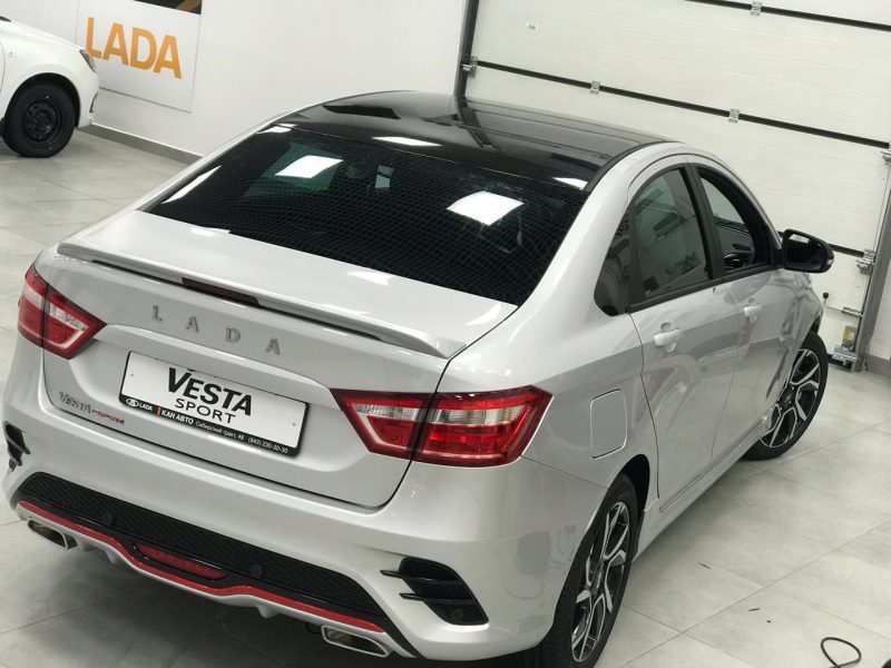 Оклейка крыши черной глянцевой плёнкой KPMF Premium — Lada Vesta Sport