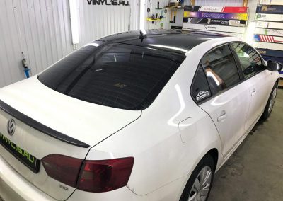 Оклейка крыши и зеркал черной глянцевой плёнкой KPMF Premium — автомобиль Volkswagen Jetta