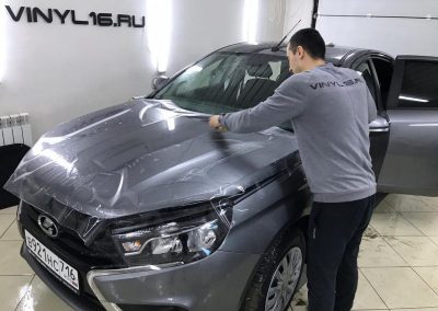 Забронировали капот антигравийной плёнкой — автомобиль Lada Vesta