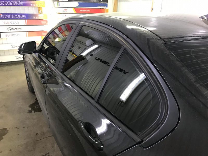 Тонировка задних стекол авто плёнкой LLumar, тонировка передних атермальной — BMW 3