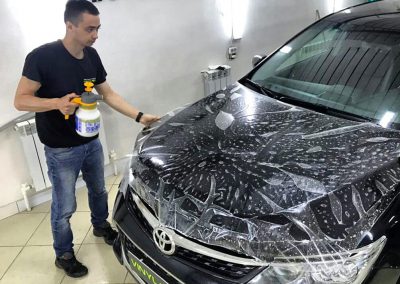 Бронирование полиуретановой плёнкой Hexis Bodyfence автомобиля Toyota Camry, тонировка пленкой SunTek 95% в подарок!