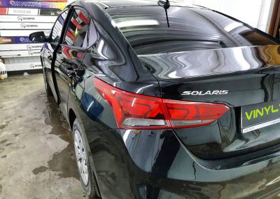 Затонировали заднюю полусферу металлизированной плёнкой премиум класса с отличной видимостью UltraVision 95% — автомобиль Hyundai Solaris