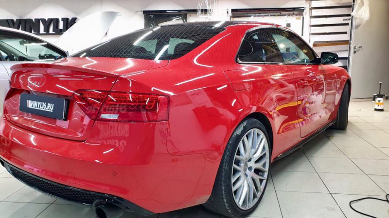 Audi A5 — тонировка всех стёкол плёнкой Shadow guard 50%, оклейка крыши в чёрный глянец плёнкой kpmf