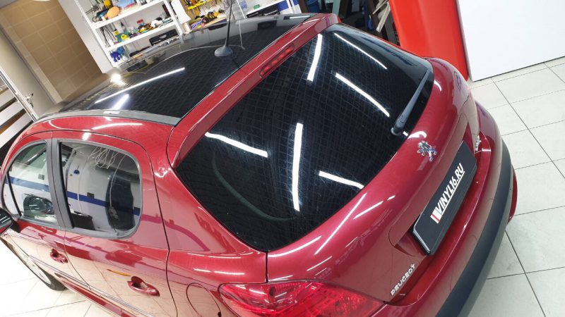 Оклейка крыши и зеркал автомобиля Peugeot 207  пленкой в чёрный глянец