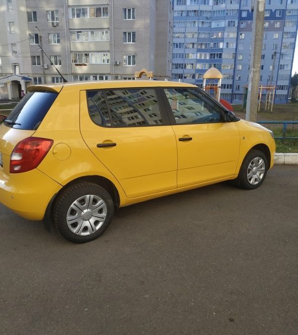 Skoda Fabia — оклейка автомобиля пленкой KPMF жёлтый глянец