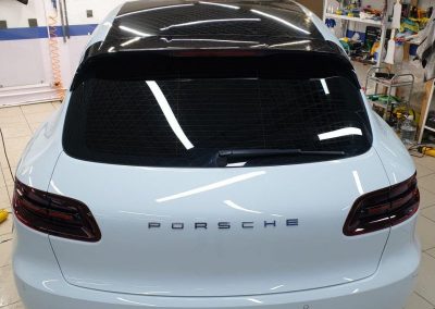 Porsche Macan — тонировка стекол пленкой Johnson, оклейка крыши автомобиля пленкой Oracal 970