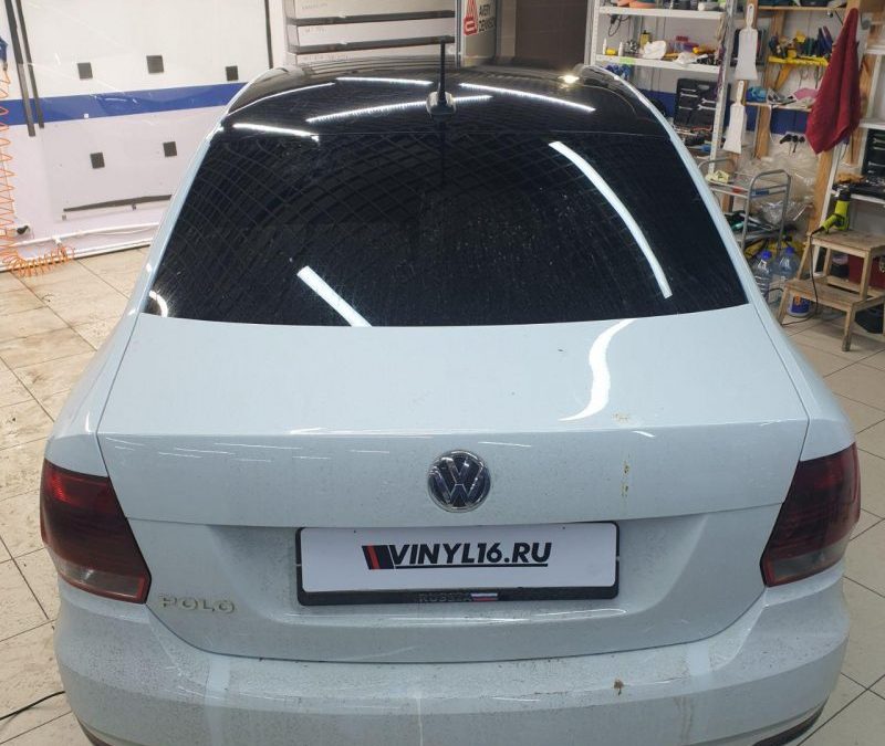 Оклейка крыши авто VW Polo пленкой черный Oracal 551