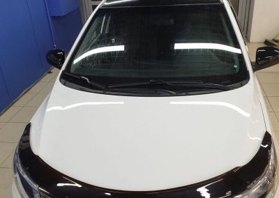 Оклейка крыши и зеркал автомобиля Kia Rio в черный глянец пленкой Oracal 970