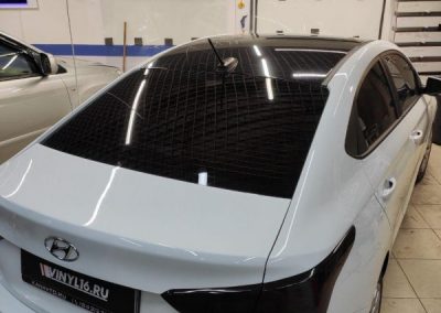 Оклейка крыши автомобиля Hyundai Solaris пленкой Oracal 8300 черный глянец и тонировка задних фар