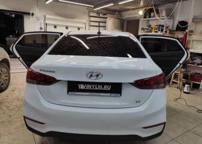 Hyundai Solaris — тонировка стекол автомобиля пленкой Carbon