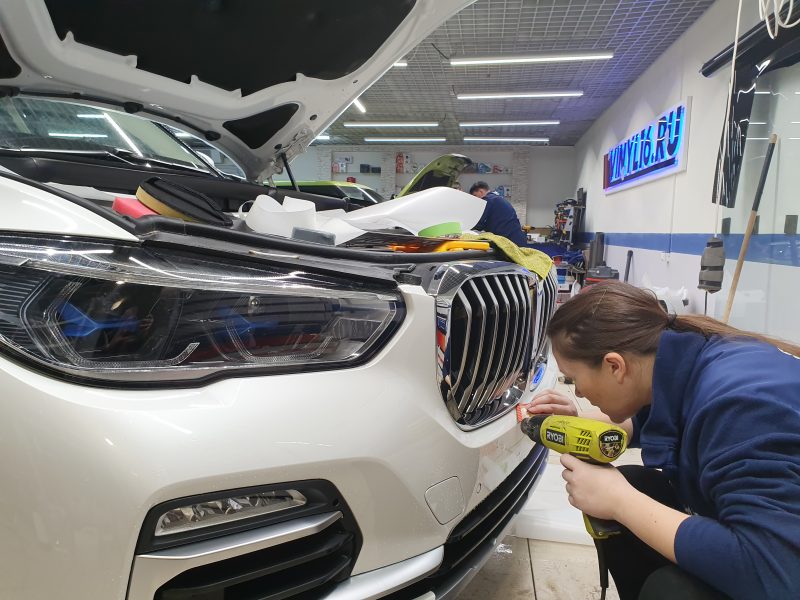 Комплексное бронирование нового автомобиля BMW X5 G05 полиуретановой пленкой
