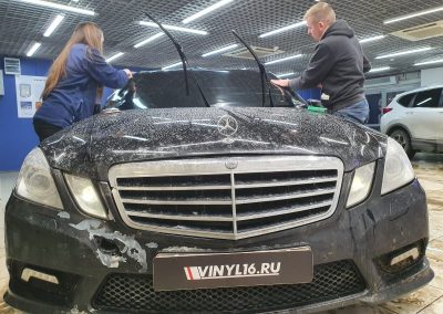 Тонировка лобового стекла автомобиля Mercedes E200 пленкой Shadow Guard