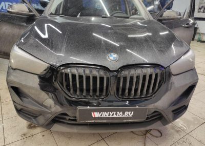 BMW X1 — оклейка решетки радиатора пленкой черный глянец и тонировка стекол пленкой Llumar