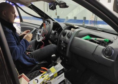 Renault Duster — тонировка задних стекол пленкой Carbon и установка скрытой проводки для видеорегистратора
