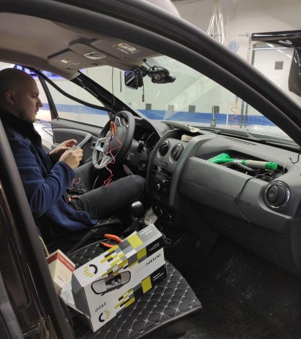 Renault Duster — тонировка задних стекол пленкой Carbon и установка скрытой проводки для видеорегистратора