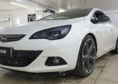 Opel Astra — тонировка фар полиуретановой пленкой Solarnex
