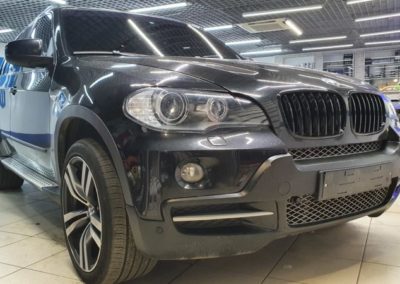 BMW X5 — бронирование фар, тонировка лобового стекла и боковых передних стекол пленкой Johnson 80%