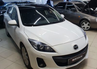 Mazda 3 — снятие старой пленки с крыши авто и оклейка новой черной глянцевой пленкой