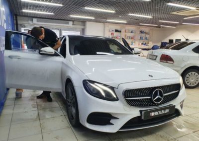 Тонировка боковых стекол пленкой Llumar — автомобиль Mercedes-Benz E — класс